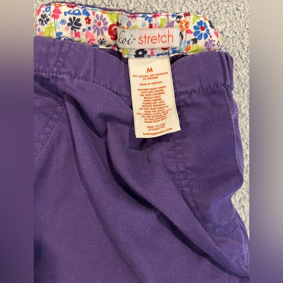 4 pairs of Koi Scrub bottoms, Size Medium - Picture 4 of 5